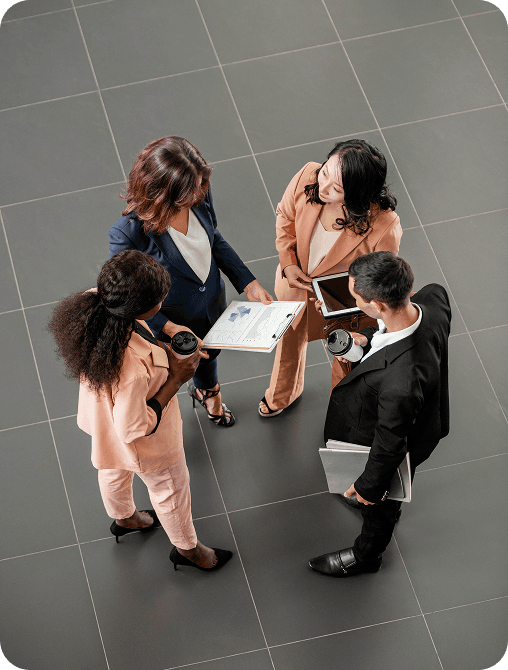 Equipo colaborando en espacio corporativo visto desde arriba.